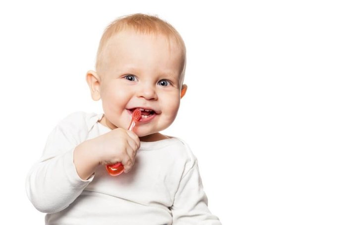 niemowlak i szczoteczka do zębów